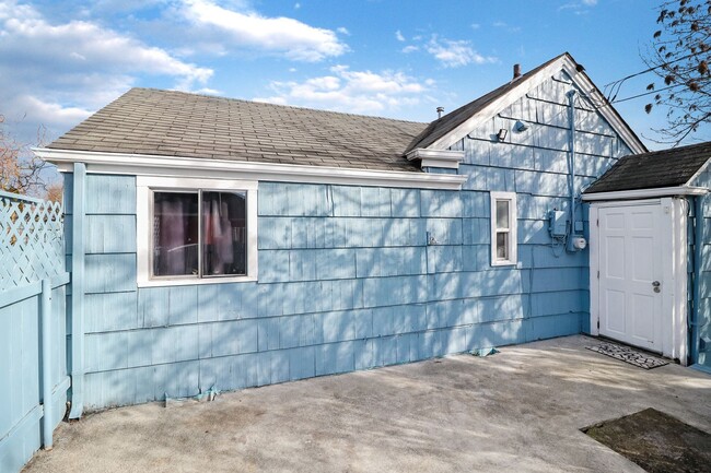 Building Photo - 2 Bed 1 Bath - Harbor Views - Pet Friendly - NAS Whidbey