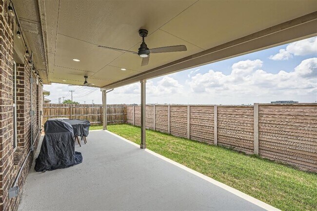 Building Photo - 124 Marienfeld Ln