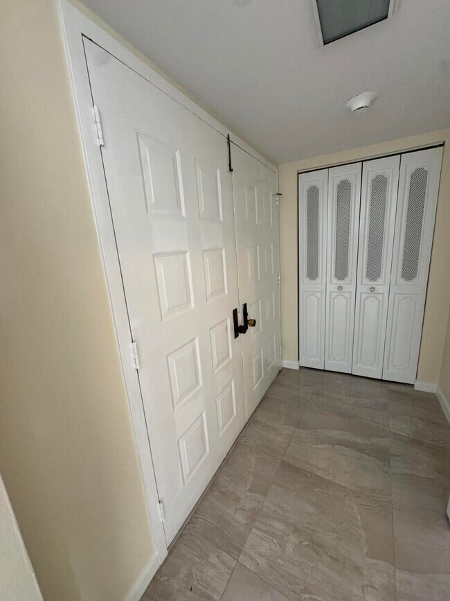 Building Photo - 5200 N Flagler Dr