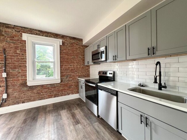 Building Photo - 927 S Champion Ave