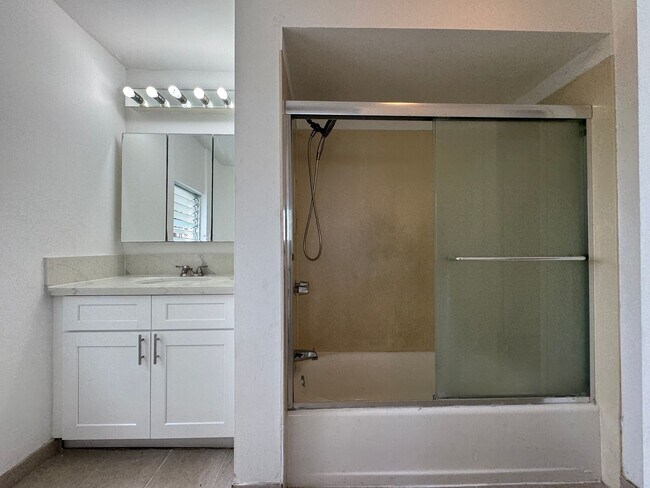 Building Photo - 2 Bed/1.5 Bath/1 Parking at Twin Towers in...