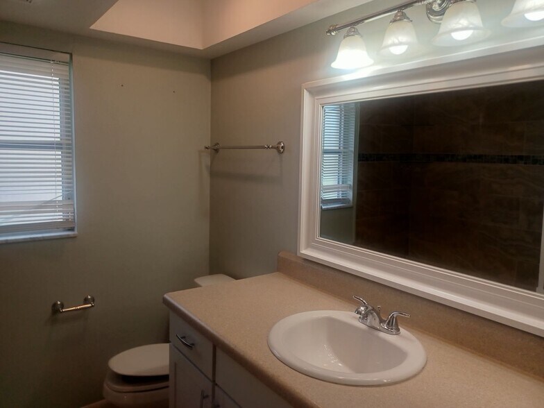 Building Photo - Coming Soon: Spacious, Newly Remodeled  3 bedroom, 2 bathroom screened lanai GREAT LOCATION