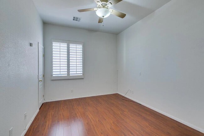 Bedroom 2 straight view - 3034 Constable St