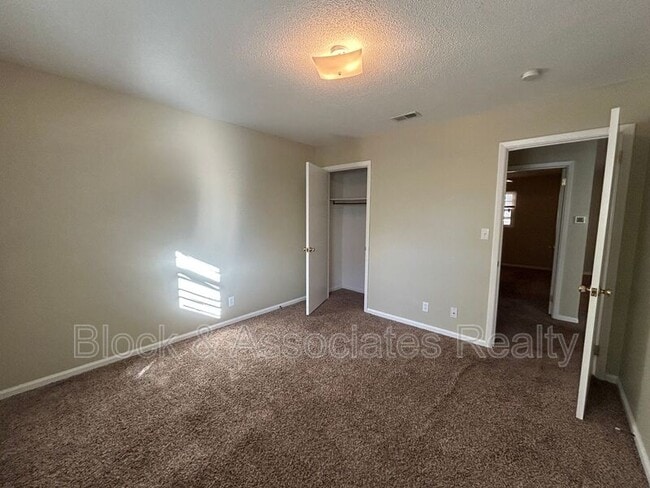 Building Photo - 110 Hedgecock Ave SW