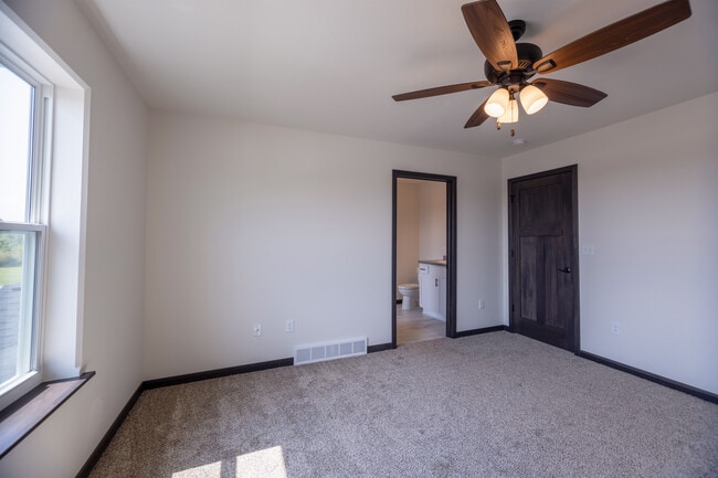 Building Photo - 1604 Eastside Cir