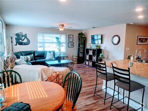 Building Photo - 12080 Moss Dr
