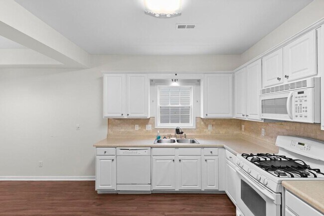 Building Photo - Surf City Townhome!