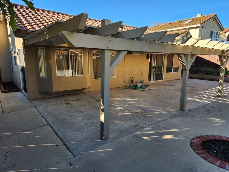 Building Photo - 2125 Tehachapi Dr