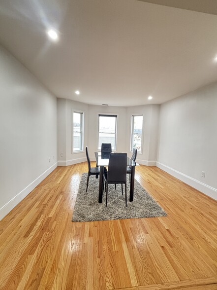 Building Photo - 554 Main St