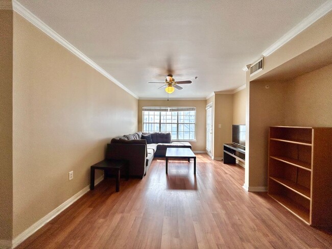 Building Photo - Light-Filled 2BR/2BA with Balcony in Austin