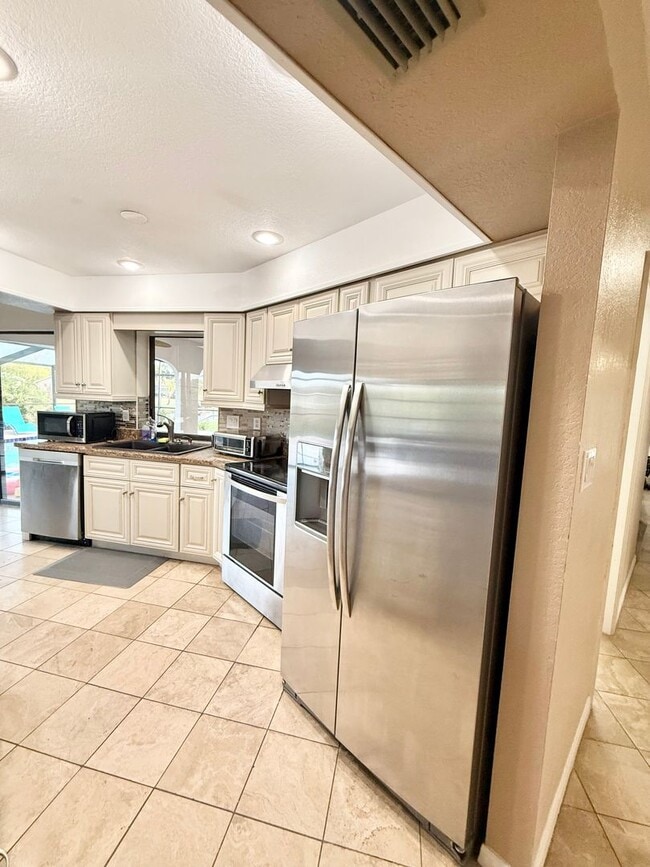 Building Photo - Stunning Furnished Pool him on Accessible Canal