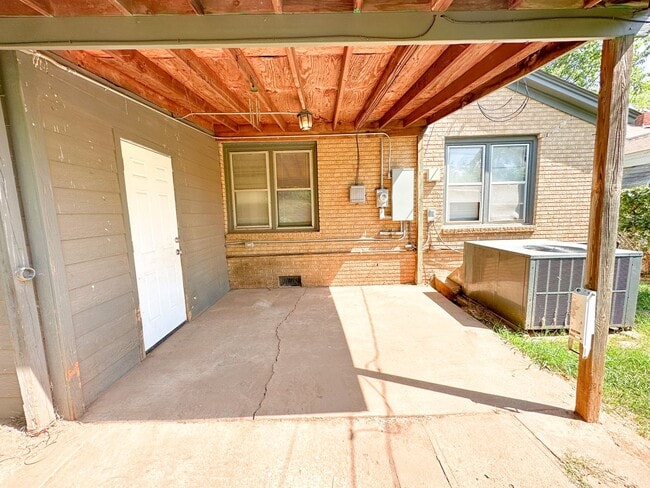 Building Photo - 3 Bed / 1 Bath - LARGE Workshop!
