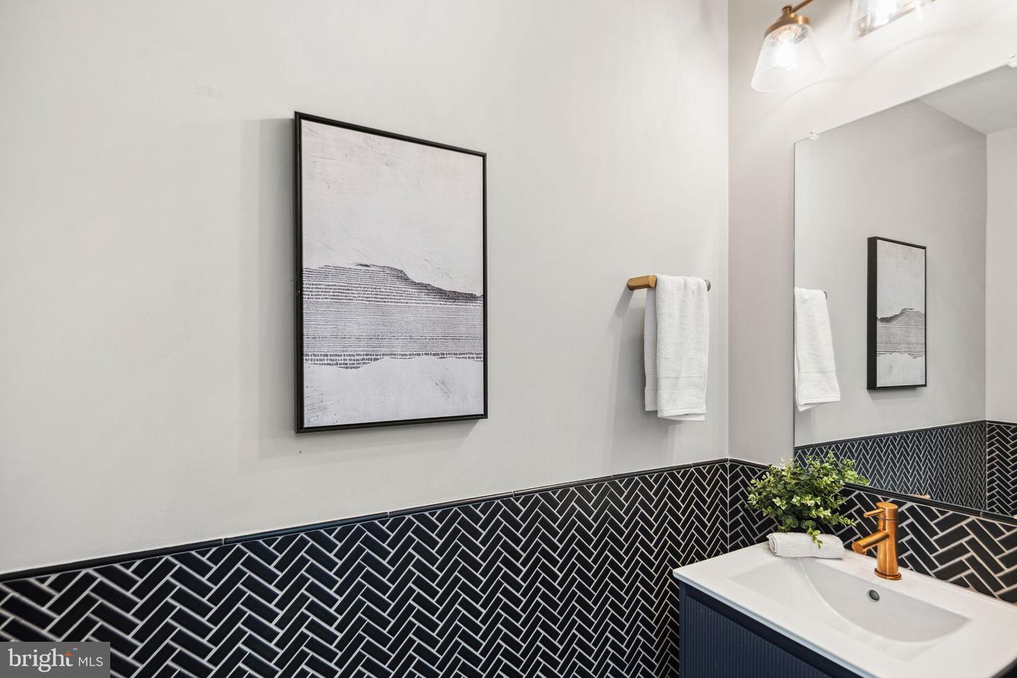 Building Photo - 670 N 13th St