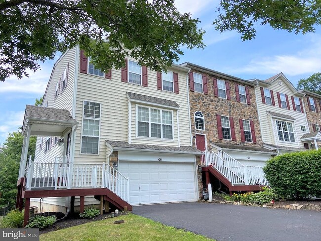 Building Photo - 201 Yorktown Ct