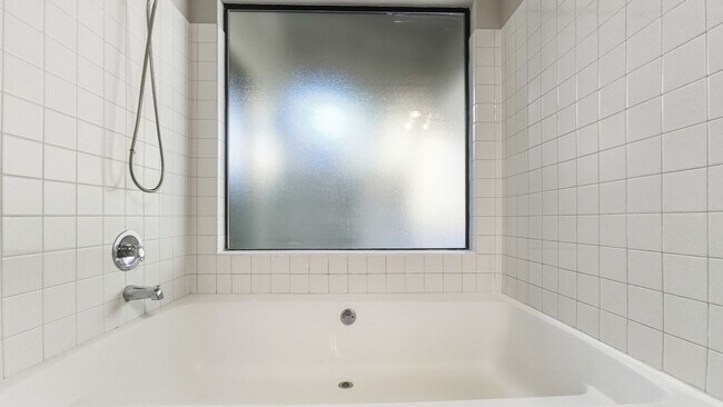 Building Photo - Stylish Fairwood Rambler with Modern Updat...