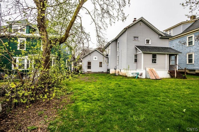 Building Photo - 425 Schuyler St