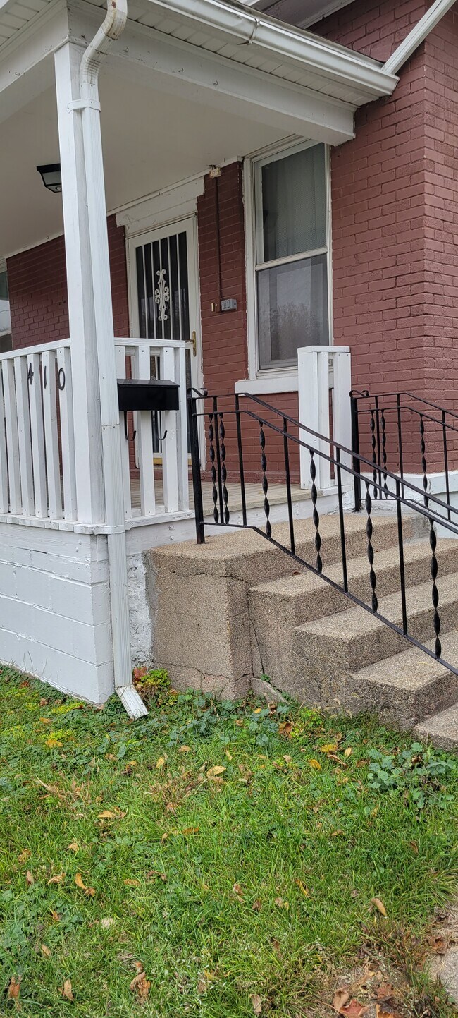 S entry - 410 River St