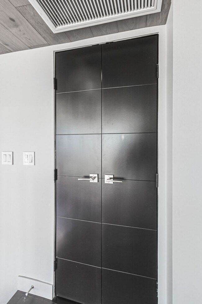 Building Photo - Luxury Penthouse Retreat with Private Pool, Sauna & Strip Views