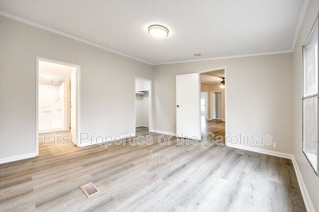 Building Photo - 128 Summerglen Dr.