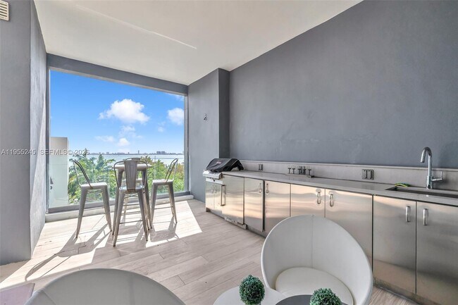 Building Photo - 650 NE 32nd St