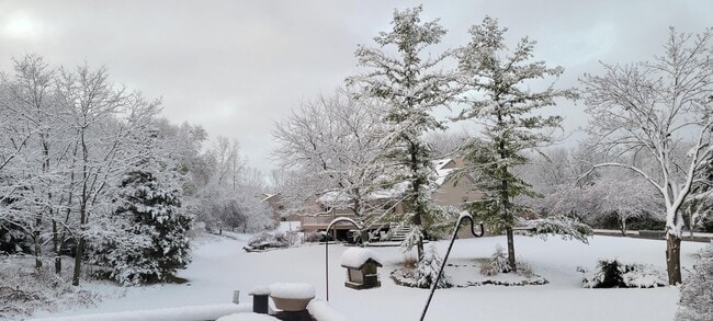 Building Photo - 607 Tamarack Dr W