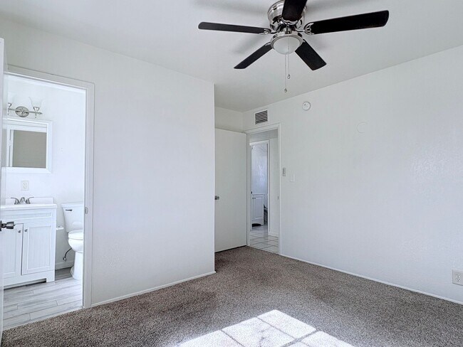 Building Photo - 3 Bed/2 Bath home with backyard and swimming pool!