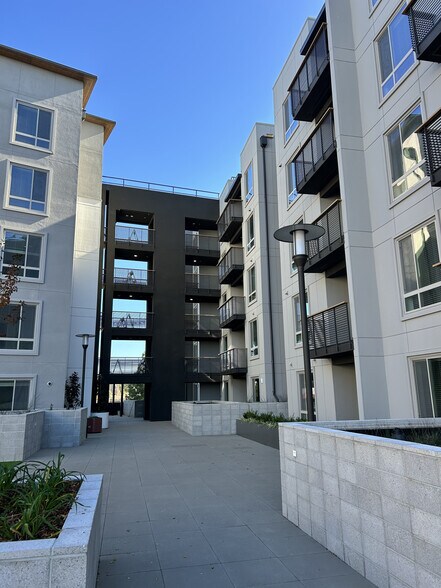 Building Photo - Blue Oak Square Apartments