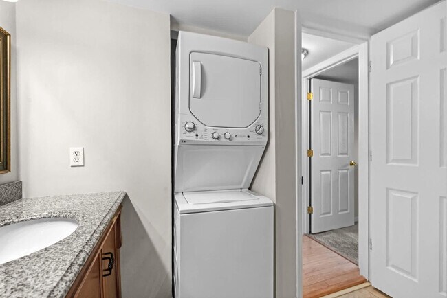 Building Photo - 2535 Great Scott Dr