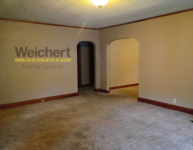 Building Photo - 3BR Home with Basement, Screened Porch & Garage