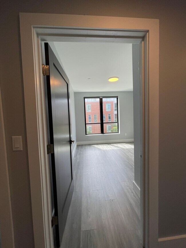 Building Photo - Charming 3 Bedroom-No Broker Fee