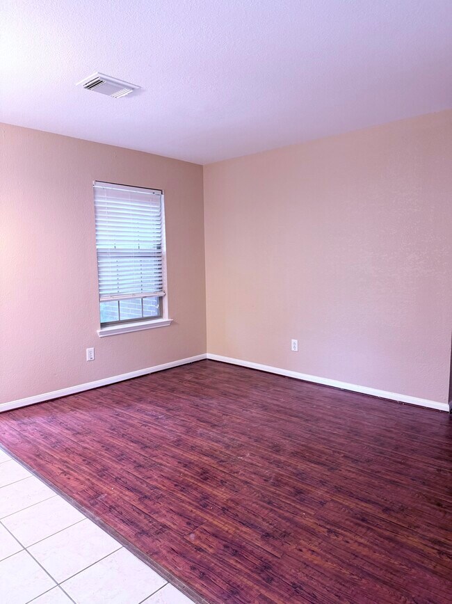 Building Photo - 15227 Mission Oak Dr