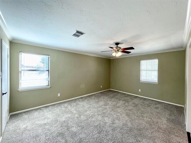 Building Photo - 15006 Elmont Dr