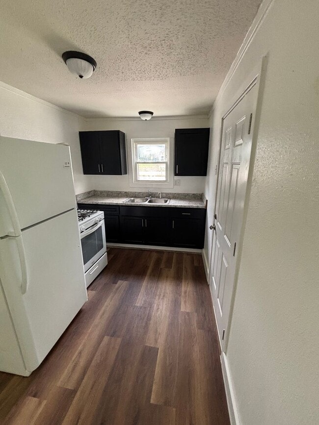 Building Photo - Big Backyard, Cozy Feel