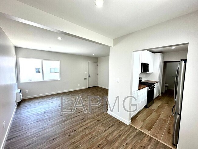 Building Photo - 2304 N Frederic St