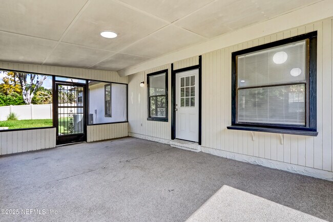 Building Photo - 10460 Roxbury Ln