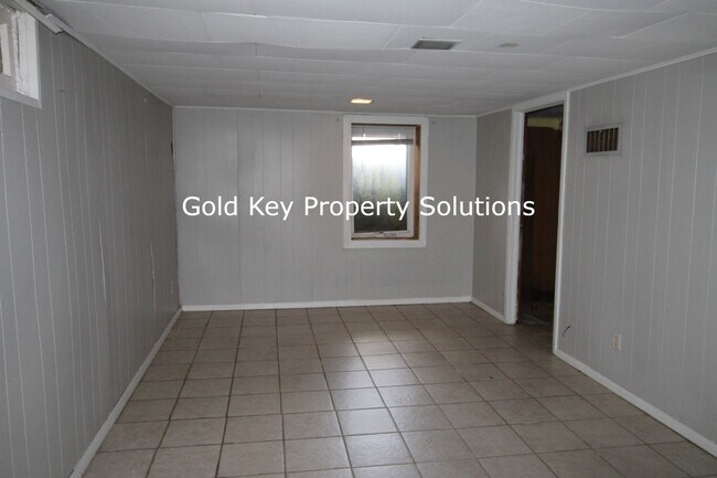 Building Photo - 4 Bedroom House Close to Ball State University. (NO SECTION 8)