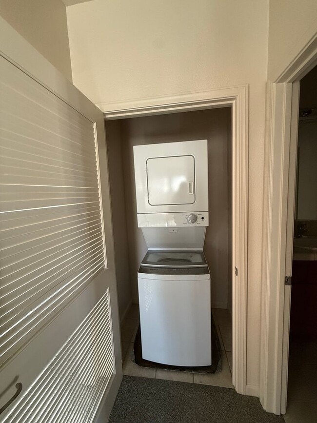 Building Photo - 3 Bedroom Home Close to Gym and Shopping-$1,000 OFF First Month's Rent