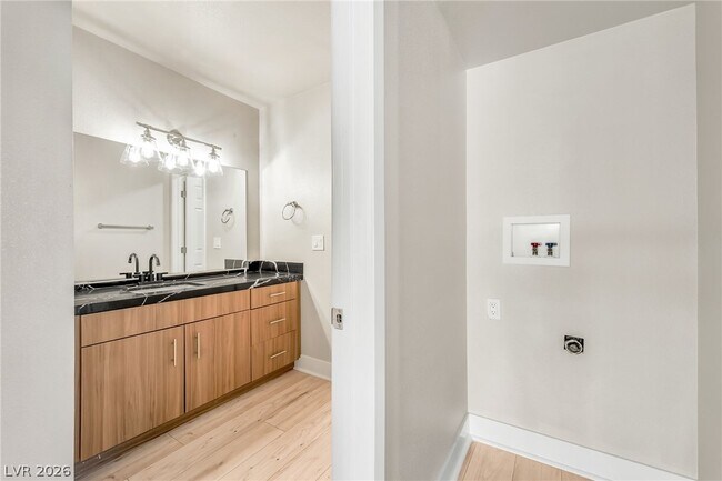 Building Photo - 1405 Vegas Valley Dr
