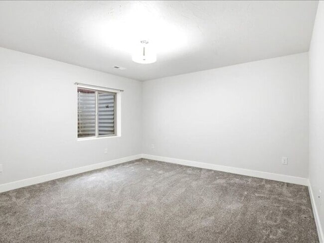 Building Photo - S Jordan-Beautiful 5 bed 3 bath family home