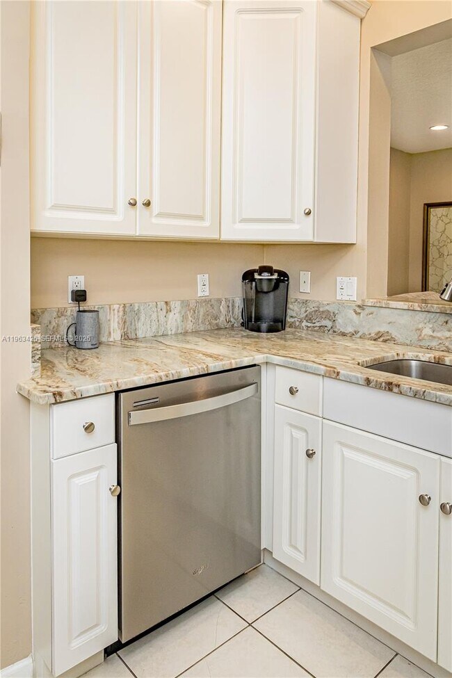 Building Photo - 1651 Hawthorne Pl