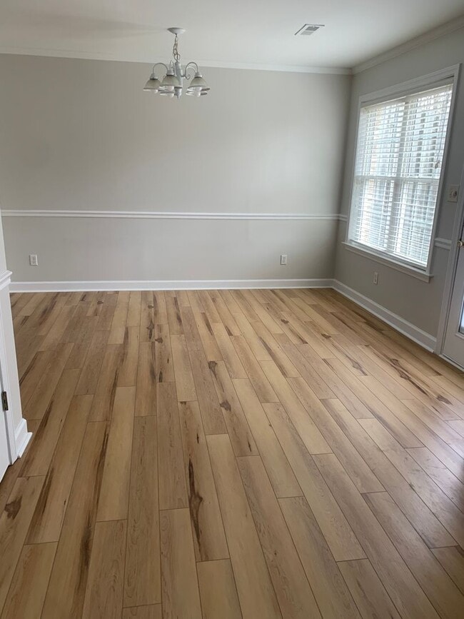 Building Photo - 3  Bedroom Townhome