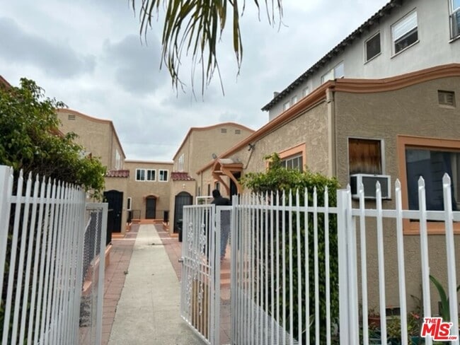 Building Photo - 836 S Catalina St