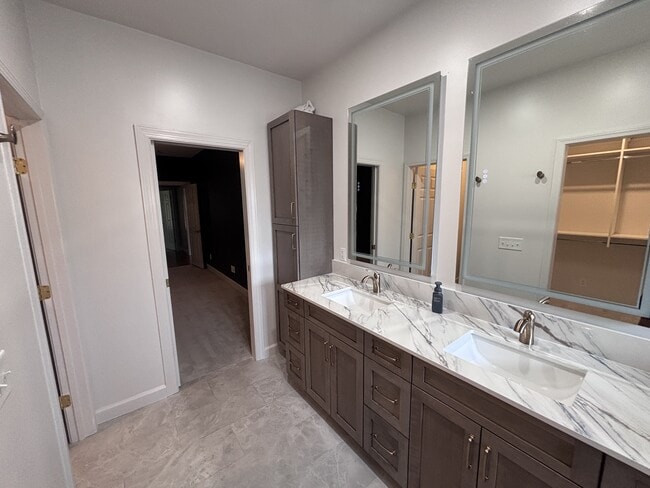 Building Photo - 420 Lake Forest Dr SE