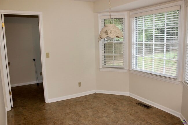 Building Photo - 1004 Ridge Cir S