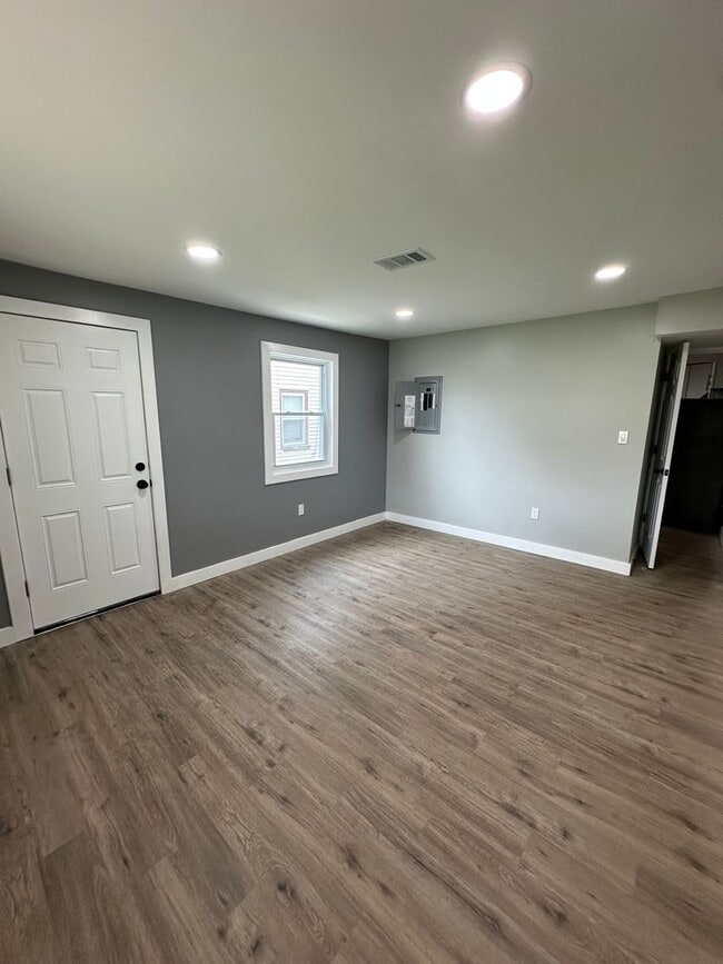 Building Photo - Newly renovated 3 Bed, 1 Bath in Marcus Hook