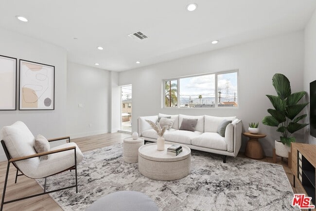 Building Photo - 6941 1/2 Simpson Avenue Unit