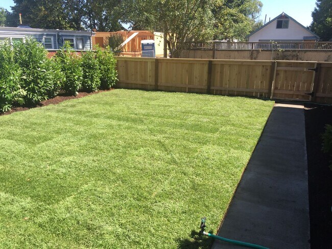 Building Photo - Crisp Duplex, offstreet parking, great backyard too.