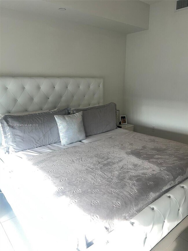 Building Photo - 1600 NE 1st Ave