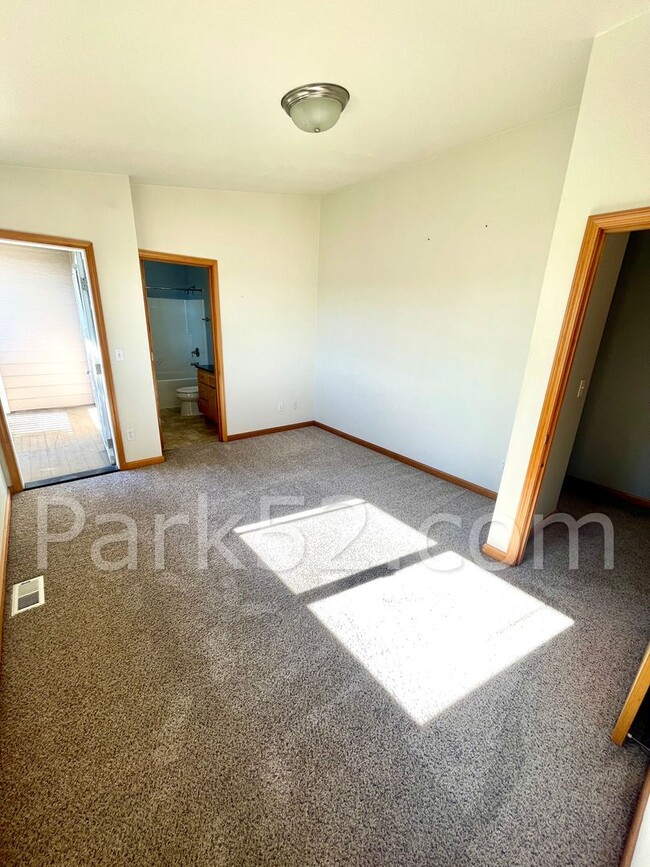 Building Photo - $250 OFF - 3 Bedroom Townhome in Tacoma