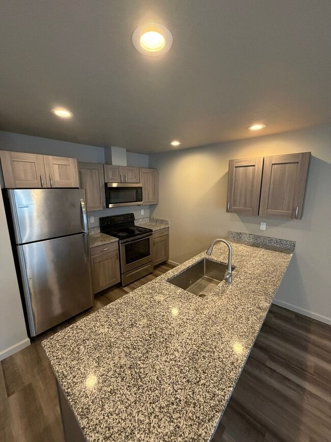 Building Photo - **MOVE IN SPECIAL!** 3 Bedroom Duplex Close to Shopping and Schools!